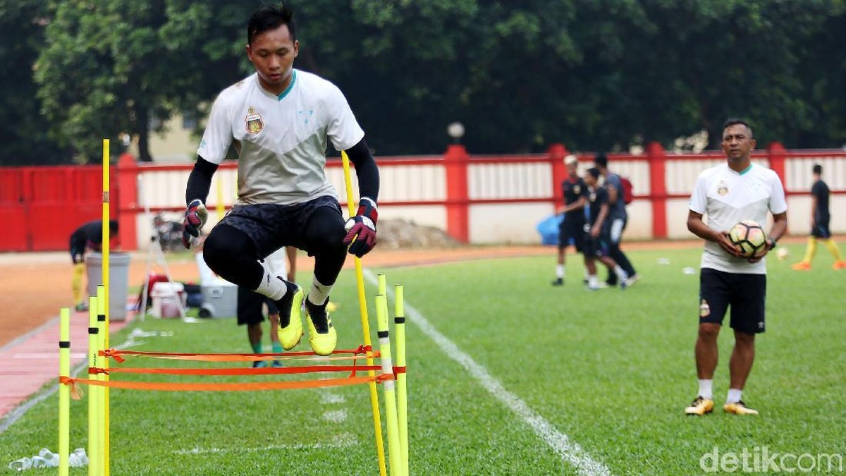Awan Setho, kiper Timnas, dibela pelatih Bhayangkara FC, Simon Mc Menemy. (Agung Pambudhy/detikSport)