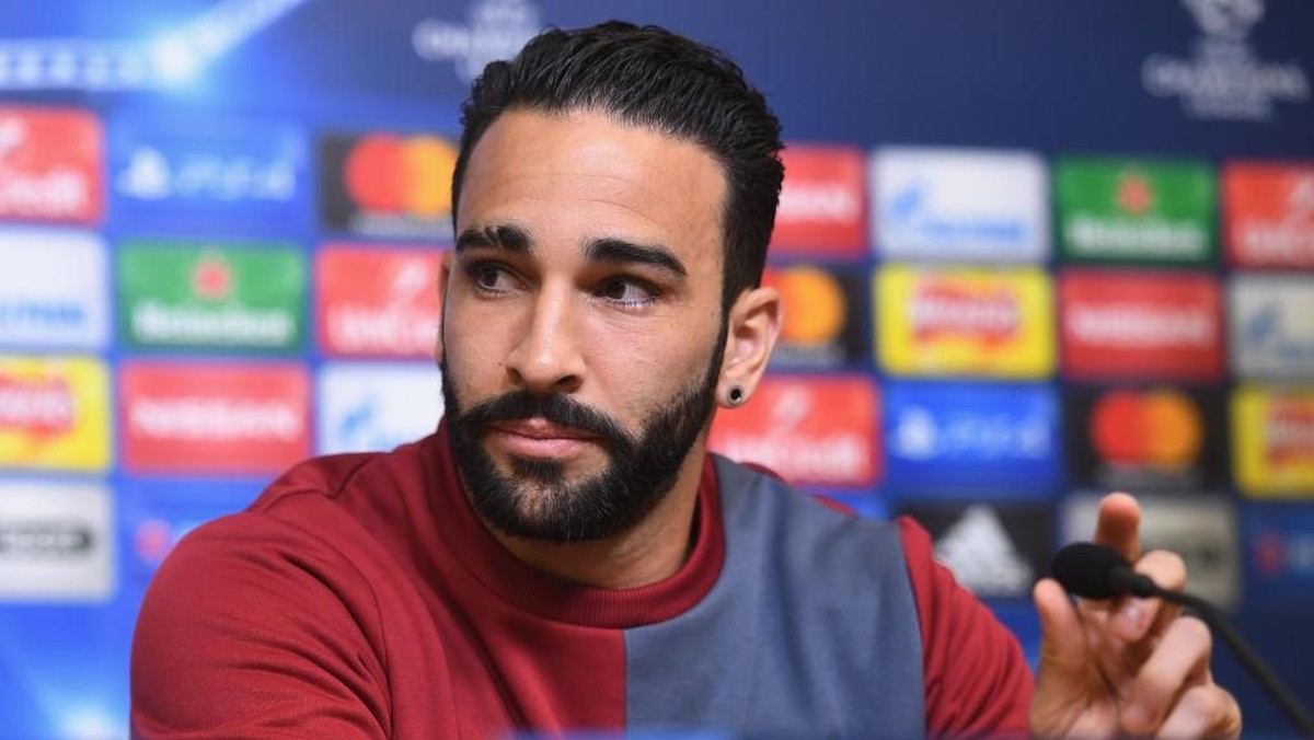 Adil Rami dipecat karena main gulat di TV saat cedera. (Foto: Getty Images)