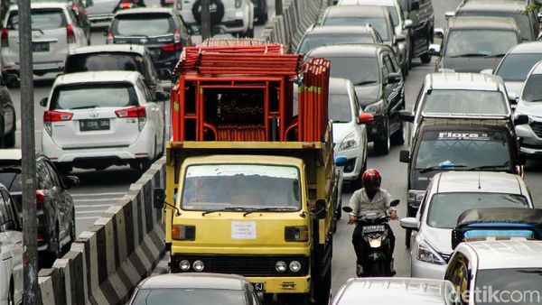 Meski Dilarang, Truk Obesitas Masih Berkeliaran di Jakarta