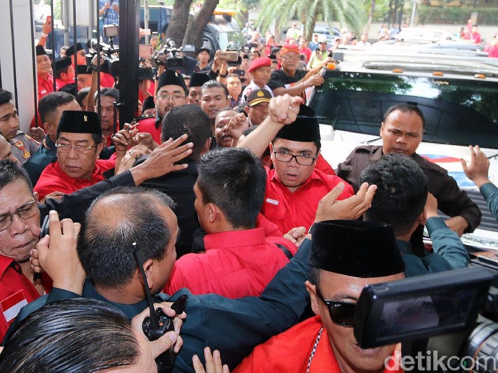 Video Kericuhan Rombongan PDIP dan Perindo di KPU Video Kericuhan Rombongan PDIP dan Perindo di KPU