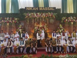 Bahagianya Gunaryo Persunting Istri Sirinya di Nikah Massal