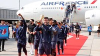 Sejak tiba di bandara, timnas Prancis sudah mendapatkan sambutan luar biasa. Foto: Pascal Rossignol/Reuters