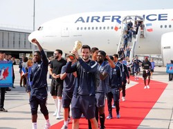 Sejak tiba di bandara, timnas Prancis sudah mendapatkan sambutan luar biasa. Foto: Pascal Rossignol/Reuters