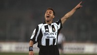 Pada masanya bermain di Juventus dulu (1993–1999), Angelo Di Livio merupakan pengguna rutin (dan resmi) nomor 7 Juventus. Terkecuali periode singkat menjelang musim 1995/1996, saat sempat terlihat pakai nomor 15, Di Livio selalu pakai nomor 7.  (Foto: Ben Radford /Allsport)