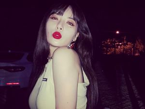 Si Seksi Hyuna yang Buka Baju di Atas Panggung Si Seksi Hyuna yang Buka Baju di Atas Panggung