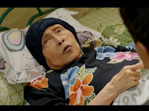 Perhatian Si Doel untuk Mak Nyak yang Lagi Sakit Perhatian Si Doel untuk Mak Nyak yang Lagi Sakit