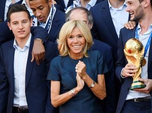 Rayakan Prancis Menang Piala Dunia, Istri Presiden Pakai Louis Vuitton Rayakan Prancis Menang Piala Dunia, Istri Presiden Pakai Louis Vuitton