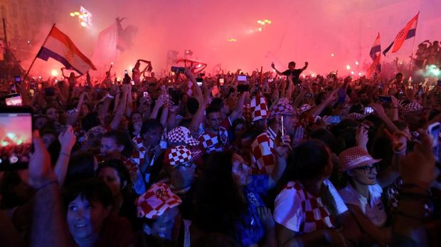 Suporter timnas Kroasia menyambut skuat Vatreni di Zagreb.