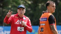 Bukan cuma pemain, ada pula pelatih yang akan bertemu mantan klubnya. Carlo Ancelotti yang kini menangani Napoli pernah melatih Paris Saint-Germain pada 2011-2013--tim yang akan jadi rival di Grup C. Foto: Ciro De Luca/Reuters