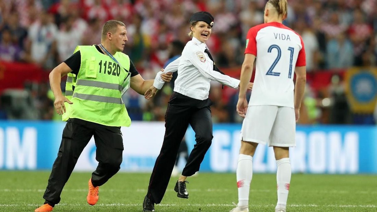 Anggota Pussy Riot saat menerobos pertandingan final Piala Dunia 2018 antara Prancis vs Kroasia di Luzhniki Stadium, Moskow, Minggu (15/7). (Foto: Clive Rose/Getty Images)