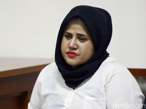 Dhawiya Dapat Oleh-oleh dari Sang Kakak Dhawiya Dapat Oleh-oleh dari Sang Kakak