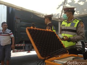 Petugas Gabungan Razia Truk Kelebihan Muatan di Tol Palikanci