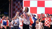 Terima kasih Kroasia, terima kasih Zagreb! seru kapten tim Luka Modric, yang dinobatkan sebagai Pemain Terbaik Piala Dunia 2018. Foto: Antonio Bronic/Reuters