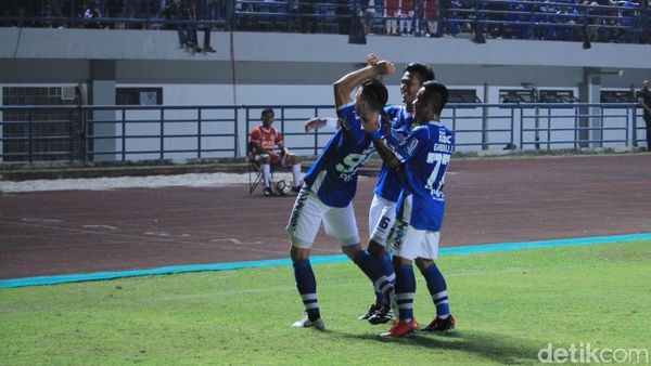 Persib Bungkam Persela di GBLA