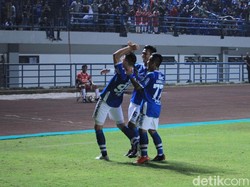 Bauman merayakannya dengan berselebrasi ke arah suporter tuan rumah yang memadati tribun Stadion GBLA. (Foto: Wisma Putra/detikSport)