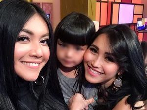 Cerita Denada soal Rangkaian Pengobatan yang Harus Dijalani Anaknya Cerita Denada soal Rangkaian Pengobatan yang Harus Dijalani Anaknya