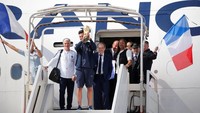 Setelah pintu pesawat terbuka, kapten tim Hugo Lloris yang membawa trofi Piala Dunia muncul bersama pelatih Didier Deschamps. Foto: Pascal Rossignol/Reuters