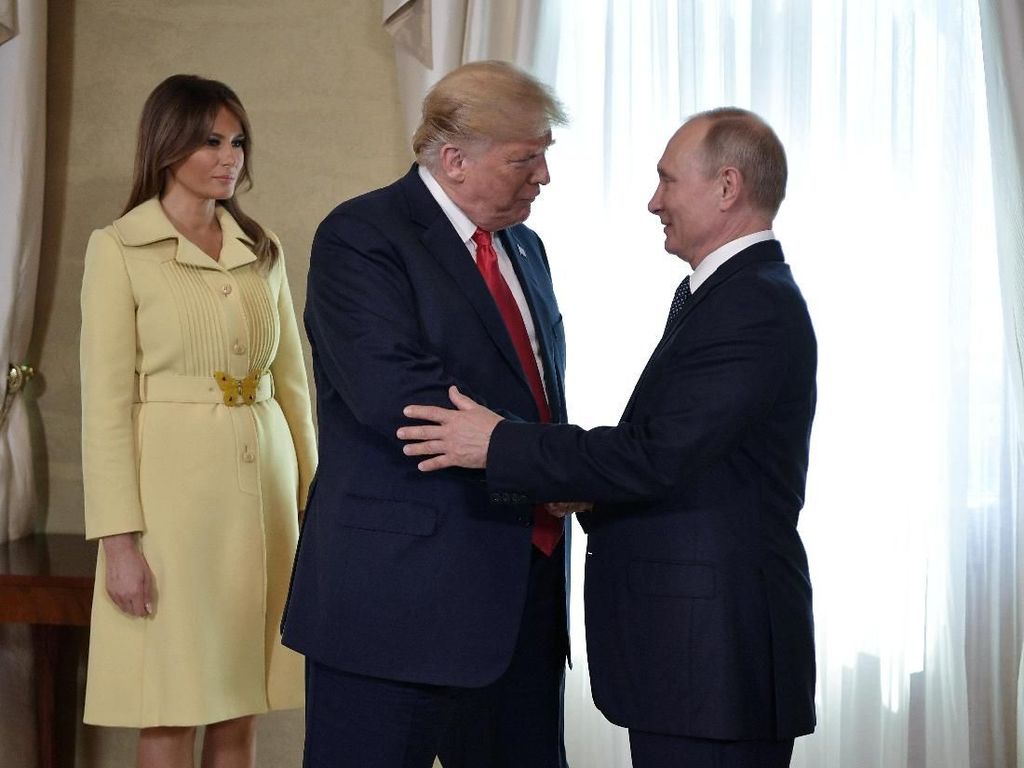 Viral, Wajah Takut Melania Trump Setelah Bersalaman dengan Putin Viral, Wajah Takut Melania Trump Setelah Bersalaman dengan Putin