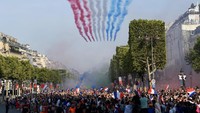 Di tengah parade tersebut, sembilan pesawat tempur Prancis terbang rendah sambil mengeluarkan asap dalam tiga warna bendera nasional: biru, putih, merah. Foto: Eric Feferberg/Pool via Reuters