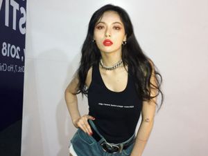 Video: Aksi Seksi HyunA Lepas Baju di Panggung