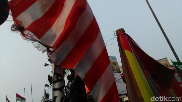 Potret Bendera Asian Games Bertiang Bambu yang Bikin Netizen Miris