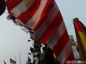 Potret Bendera Asian Games Bertiang Bambu yang Bikin Netizen Miris
