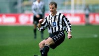 Gianluca Pessotto merupakan salah satu sosok yang sangat identik dengan nomor 7 Juventus pada masanya main di klub Turin itu (1995–2006). Sejak 1999, Pessotto tak pernah lepas dari nomor tersebut di laga-laga resmi. (Foto: Clive Brunskill /Allsport)