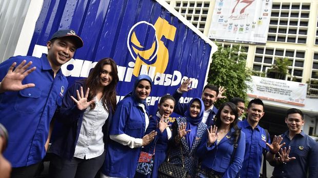 Sejumlah artis hadir untuk pendaftaran bakal calon legislatif dari Partai NasDem di KPU Pusat, Jakarta, Senin (16/7).
