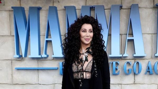 Foto: Awet Muda di Usia 72, Cher Curi Atensi di Karpet Merah