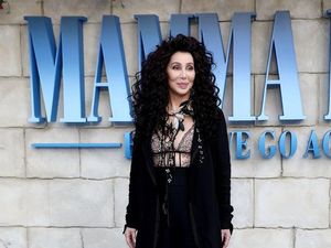 Foto: Awet Muda di Usia 72, Cher Curi Atensi di Karpet Merah