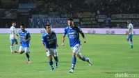 Di menit ke-28, Persib akhirnya unggul 1-0 atas Persela. Jonathan Bauman membobol gawang Persela memanfaatkan tendangan bebas Bojan Malisic. Penyerang asal Argentina itu langsung berselebrasi. (Foto: Wisma Putra/detikSport)
