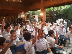 Keseruan Anak-anak Saat Kunjungi Perpusatakaan Habibie & Ainun