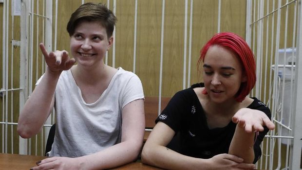 Dua anggota Pussy Riot ketika dipenjara di Moskow usai final Piala Dunia 2018.