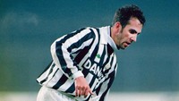 Semasa membela Juventus pada kurun waktu 1990–1993, Paolo Di Canio terlihat pernah mengenakan sejumlah nomor di Juventus. Termasuk nomor 7 pada momen di musim 1990/1991 dan 1992/1993. (Foto: Ben Radford/Allsport/Getty Images)