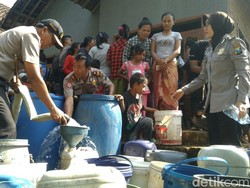 Polisi Terjunkan Water Canon Dropping Air Bersih ke Desa Kekeringan