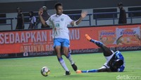 Persib menekan Persela sejak awal. Namun pasukan Aji Santoso bisa meredam tuan rumah di awal babak pertama. (Foto: Wisma Putra/detikSport)