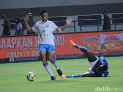 Persib menekan Persela sejak awal. Namun pasukan Aji Santoso bisa meredam tuan rumah di awal babak pertama. (Foto: Wisma Putra/detikSport)