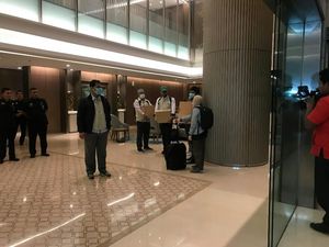 KPK Bawa 3 Koper dan 3 Kardus Usai Geledah Kantor PLN KPK Bawa 3 Koper dan 3 Kardus Usai Geledah Kantor PLN