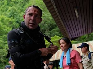 Tiket Pesawat Gratis Seumur Hidup Untuk Penyelam Selamatkan 12 Remaja