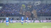 Skor 1-0 bertahan hingga laga tuntas. Kemenangan Persib membuat tim asuhan Roberto Carlos Mario Gomez itu naik ke peringkat tiga dengan 25 poin dari 15 laga. Sementara Persela tertahan di posisi lima dengan 23 poin dari 16 laga. (Foto: Wisma Putra/detikSport)
