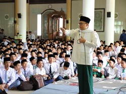 Bersarung, Zulkifli Hasan Ajak Santri Hapus Stigma Islam Radikal