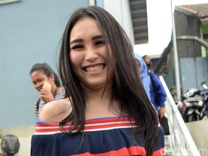 Komunikasi dengan Putri Denada, Ayu Ting Ting Terharu