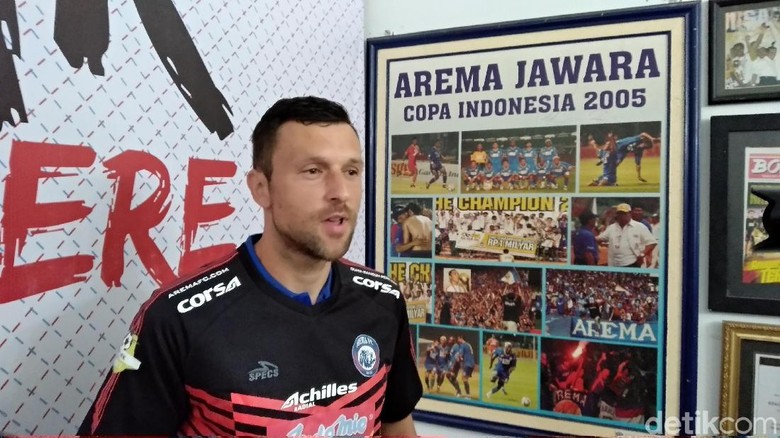 Arema FC Rekrut Kiper Asing, Masih Cari Striker Arema FC Rekrut Kiper Asing, Masih Cari Striker