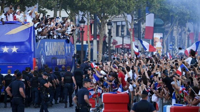 Ratusan ribu orang menyambut kepulangan timnas Prancis yang menjuarai Piala Dunia 2018 (Foto: Eric Feferberg/Pool via Reuters) Ratusan ribu orang menyambut kepulangan timnas Prancis yang menjuarai Piala Dunia 2018 (Foto: Eric Feferberg/Pool via Reuters)