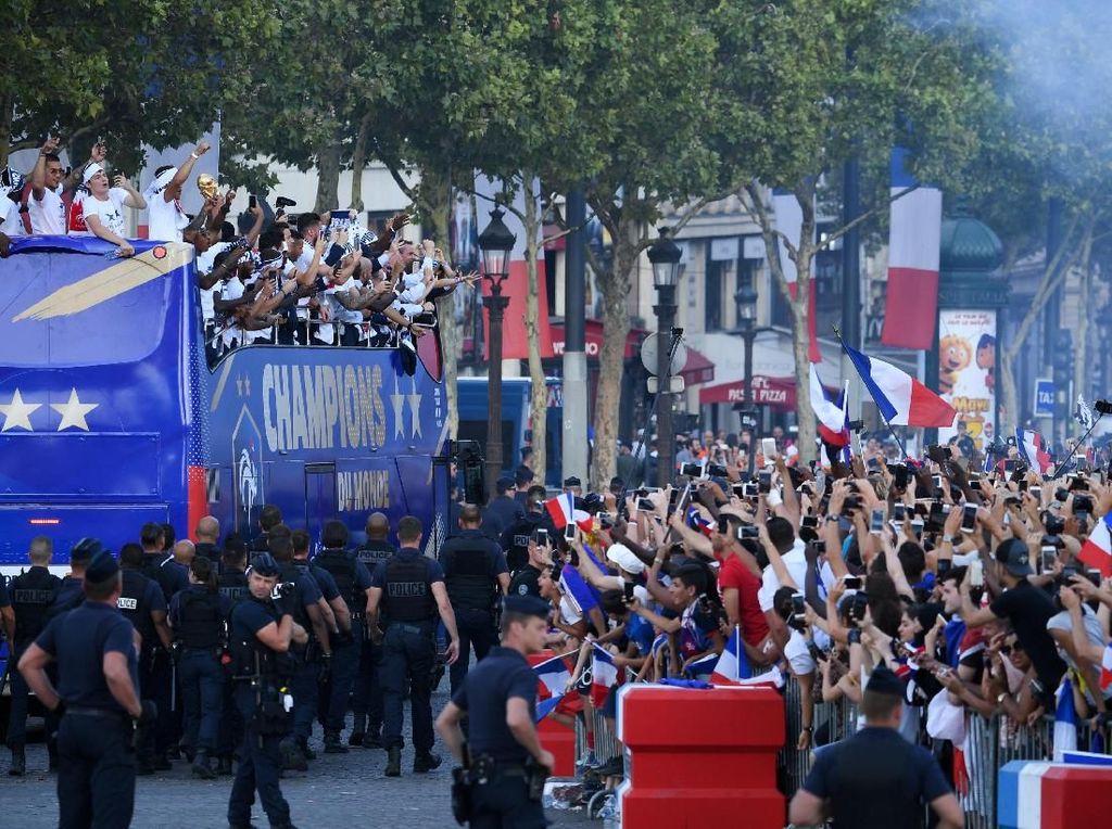 Ratusan Ribu Orang Sambut Parade Juara Prancis Ratusan Ribu Orang Sambut Parade Juara Prancis