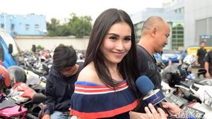 Ditanya Soal Shahrukh Khan, Ayu Ting Ting Senyum-senyum