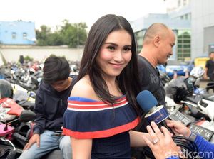 Cerita Ayu Ting Ting Jenguk Anak Denada ke Singapura Cerita Ayu Ting Ting Jenguk Anak Denada ke Singapura