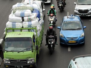 Truk Kelebihan Muatan Kuras Duit Rakyat Truk Kelebihan Muatan Kuras Duit Rakyat