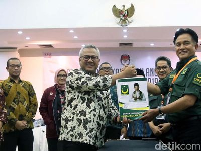 Yusril Pimpin Penyerahan Berkas Bacaleg PBB