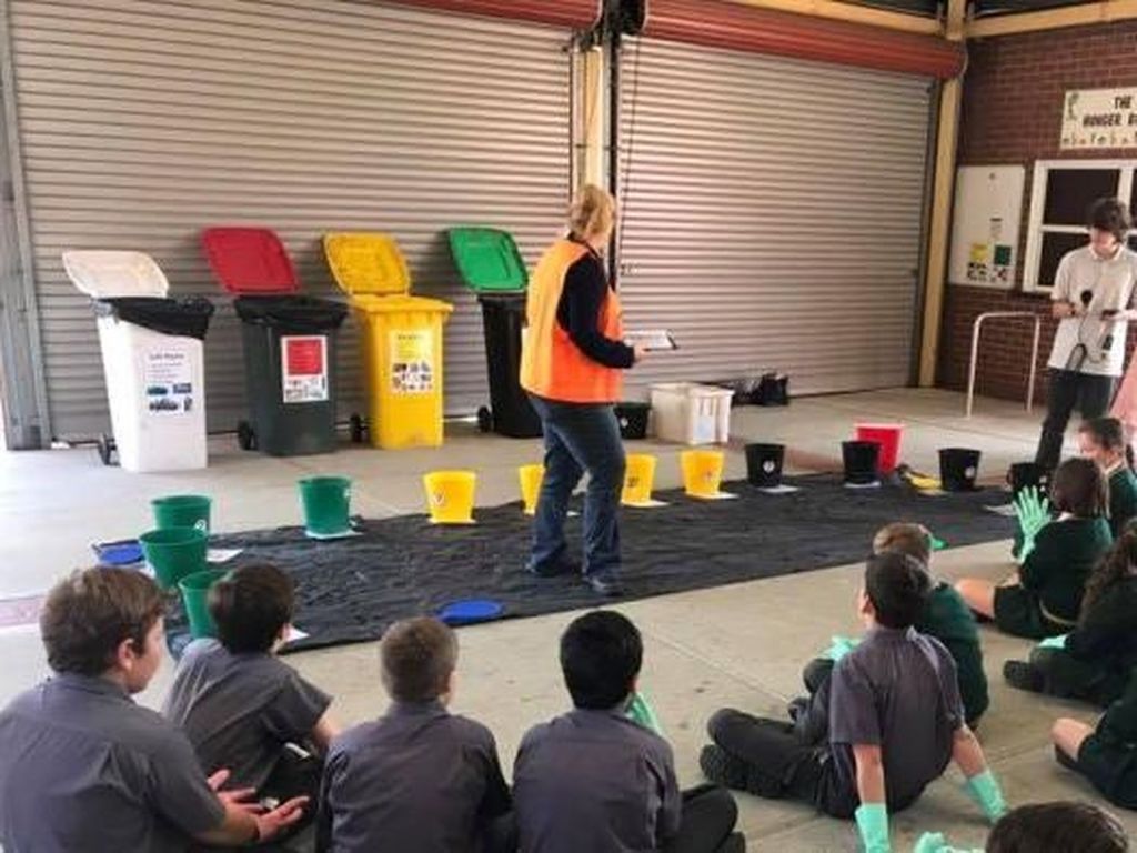 Anak-anak Australia Belajar Sambil Berupaya Atasi Sampah